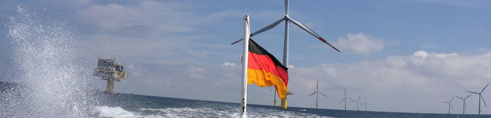 Blick auf Offshore Windkraftanlagen